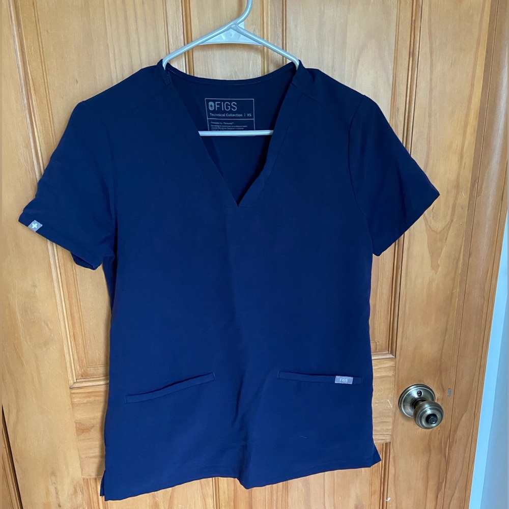FIGS Women’s Navy Casma Three Pocket Scrub Top XS